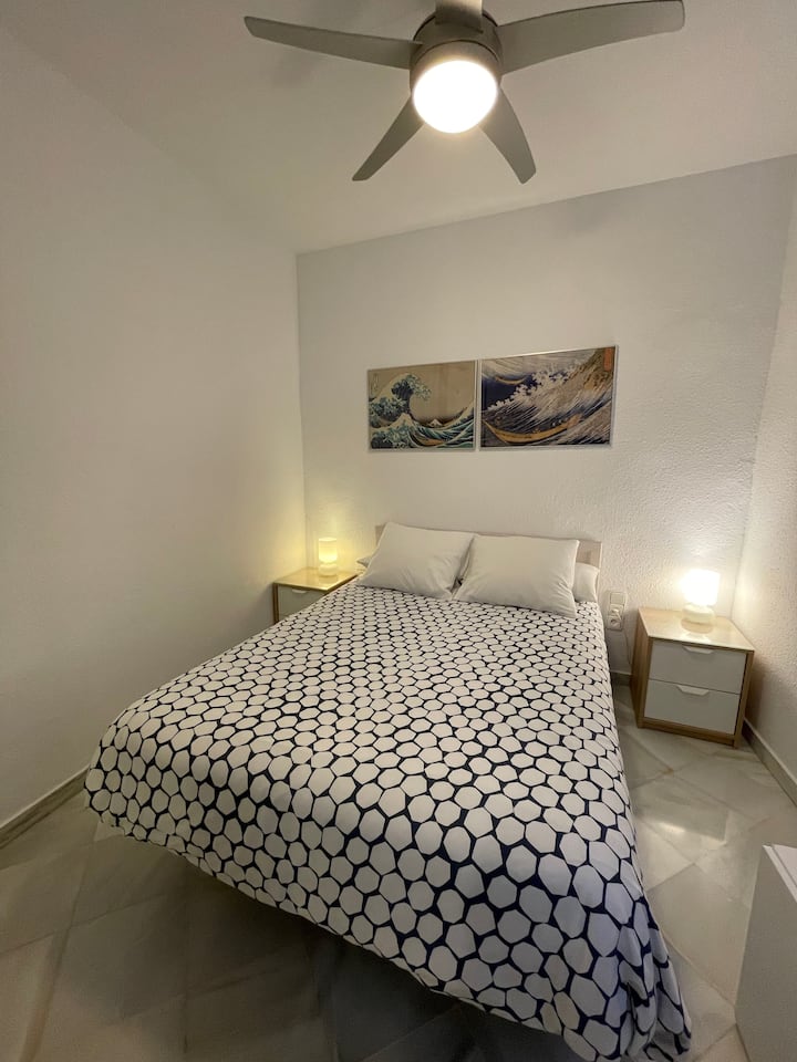 Dormitorio con cama de 135x190.