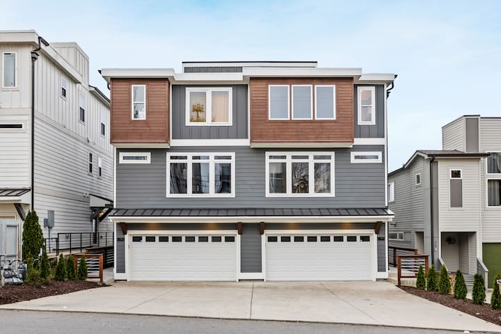 Nash Mega, sleeps 20, pools, hot tubs, rooftops! gallery image 3