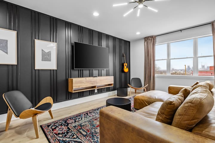 Nash Mega, sleeps 20, pools, hot tubs, rooftops! gallery image 2