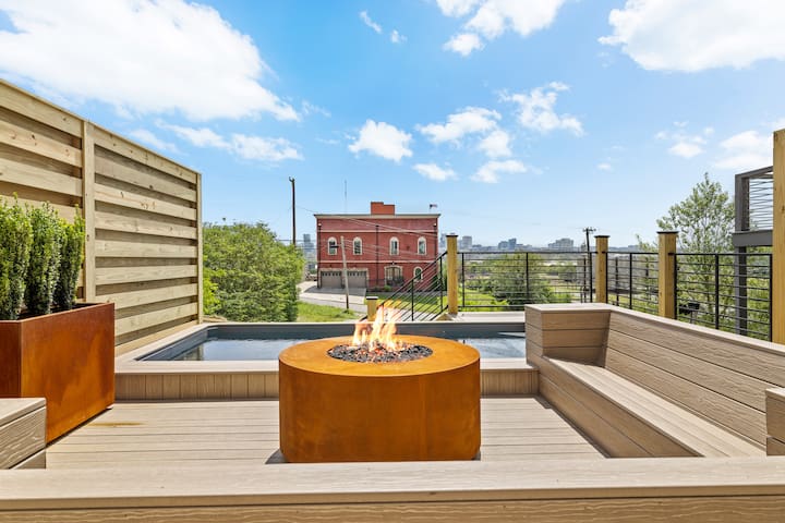 Nash Mega, sleeps 20, pools, hot tubs, rooftops!