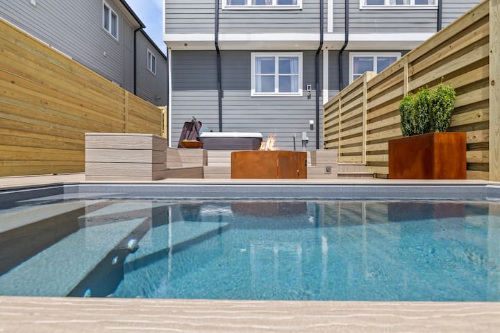 Nash Mega, sleeps 20, pools, hot tubs, rooftops! gallery image 5