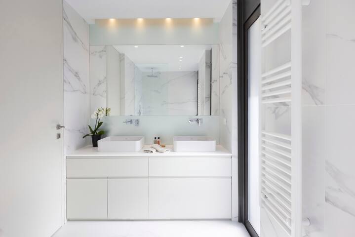 Elegant Penthouse Acropolis View gallery image 4