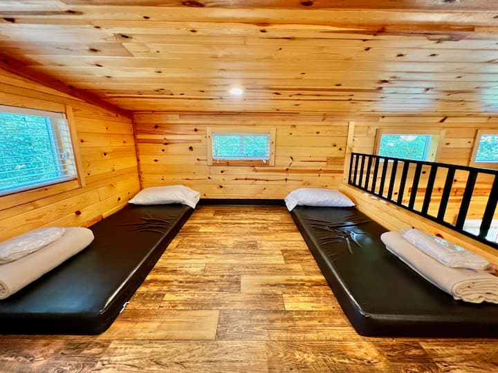 Estos colchones para dormir se encuentran en el loft.