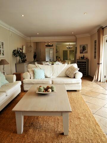 LIGHT & SPACIOUS FAMILY HOME gallery image 4