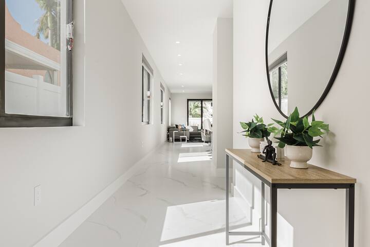 Luxury Las Olas 6200sqft – sleeps 28 & w/2 pools gallery image 2