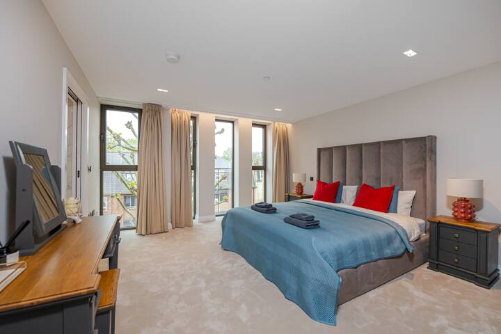 Luxury 2 bed Duplex Kensington Olympia w A/C lift gallery image 4
