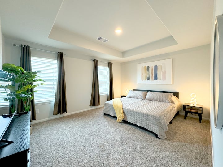 Second master king bedroom with a space to set up a crib (crib and mattress provided on request)