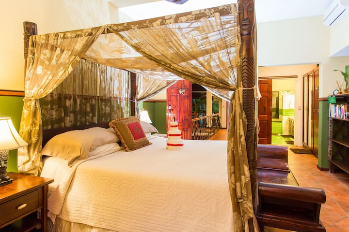 Pata starehe katika chumba hiki cha ghorofa ya pili kilicho na kitanda cha kifalme na mtaro mpana wa nje wenye mandhari ya kupendeza ya jakuzi, bwawa na Ufukwe wa Manuel Antonio. Chumba hicho pia kina bafu lililounganishwa kwa manufaa yako.