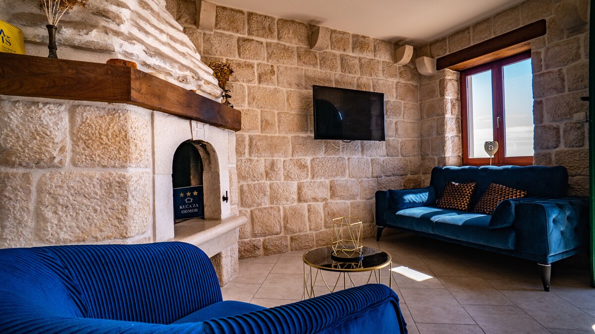 غرفة معيشة مع مدفأة داخلية