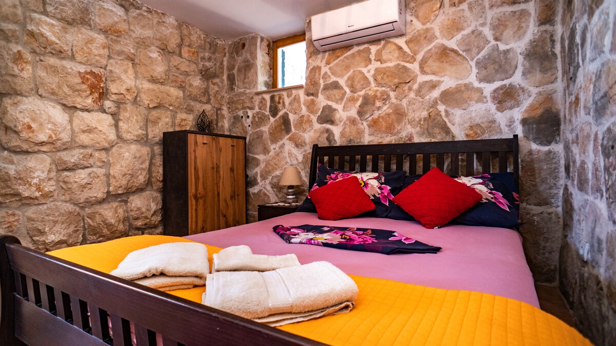 غرفة النوم الثانية على جانب البيت بجوار الموقد الخارجي