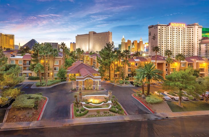 Beautiful Hotel in Desert Rose Resort – 2BD Sleeps