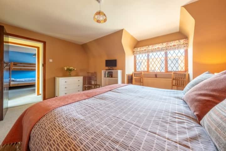 Მოთხოვნისამებრ, სუპერ დიდი ზომის საწოლი შეიძლება იყოს ორ ცალად