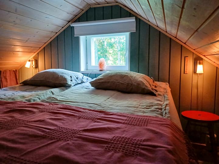 Hay una cama matrimonial en el loft para dormir.