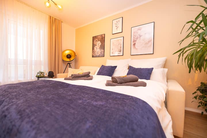 โซฟาเบดแสนสบายพร้อมฟูกนอนเครื่องนอนและหมอนหลายใบ