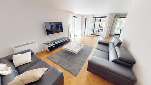Popular Airbnb listing: Break on L'Ile De La Jatte in Neuilly Sur Seine