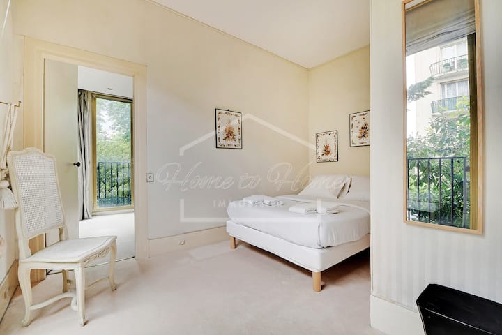 房间干净整洁，配有标准双人床，提供时尚舒适的休息空间。
