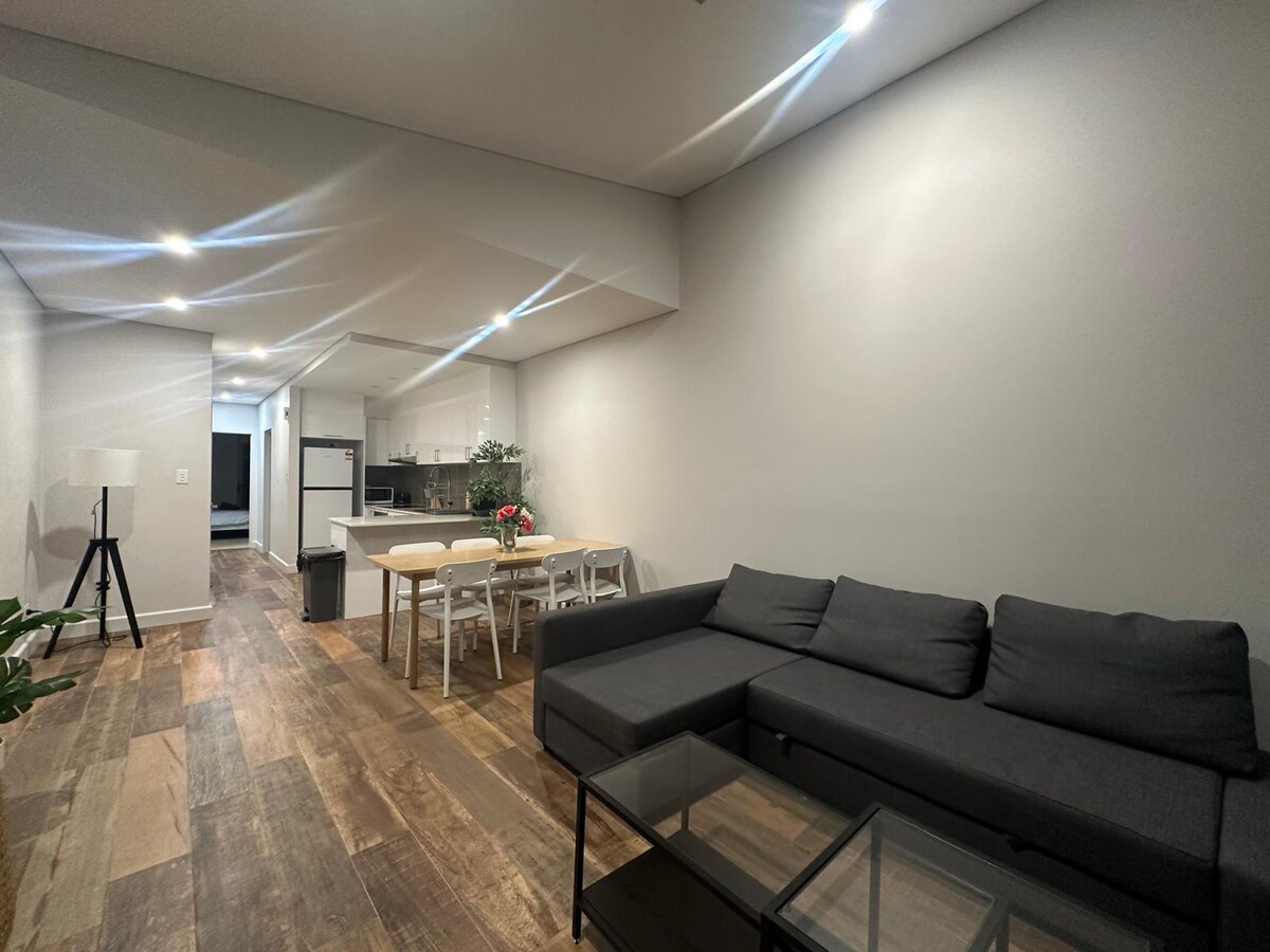 Top Airbnb: Cozy & Spacious 3 Bedroom House Glebe in Glebe