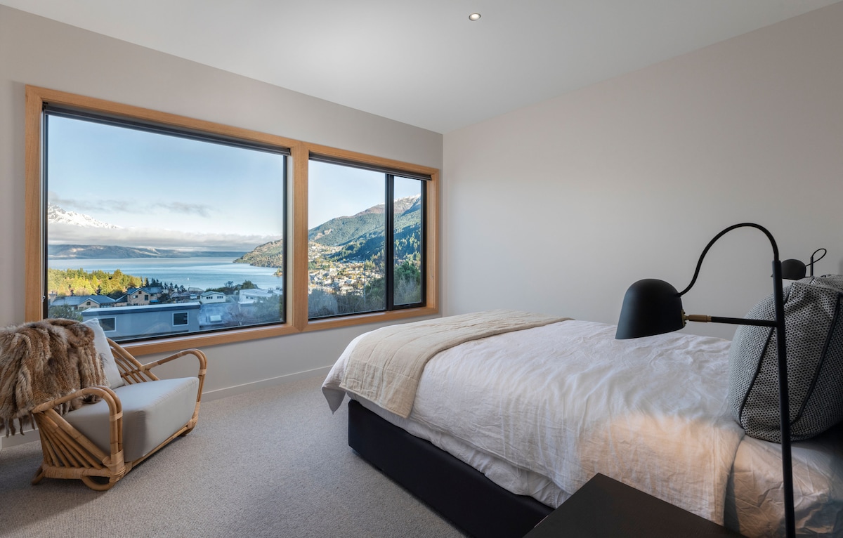Dormitorul 2 are vedere uimitoare la Queenstown și Lacul Wakatipu.