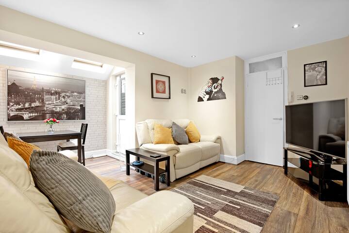 Central London 3BR Flat | Sleeps 6 | Near Rail