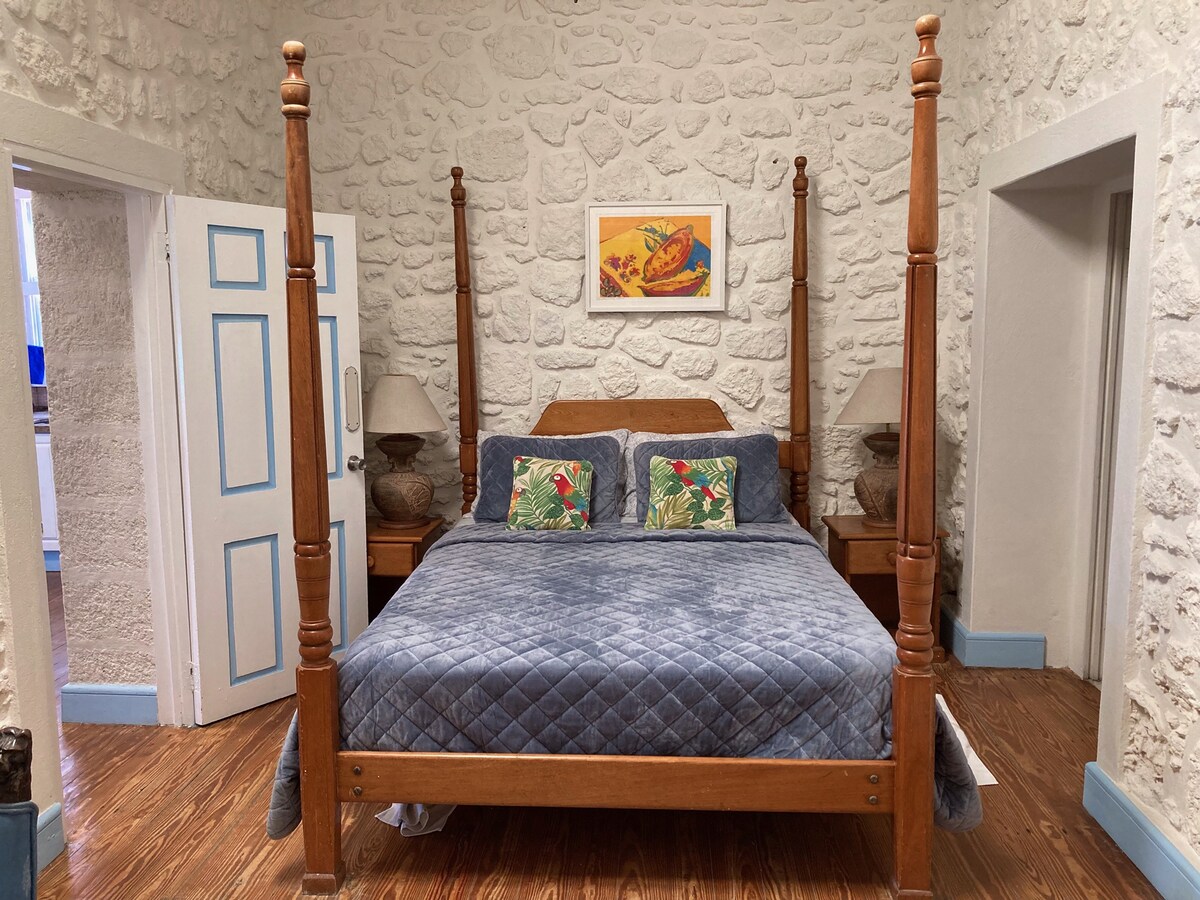 套房主卧配有4张海报床。  