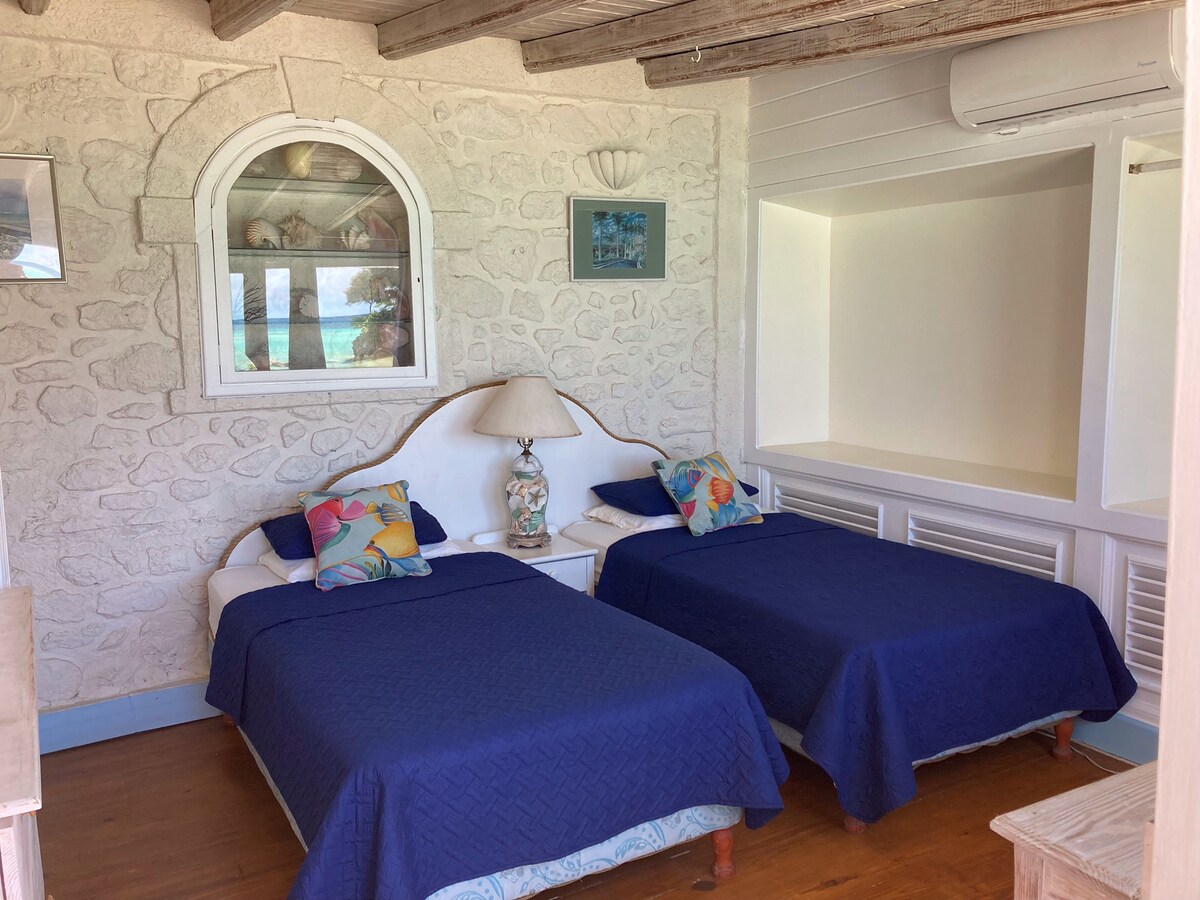 3号卧室可俯瞰加勒比海地平线。 