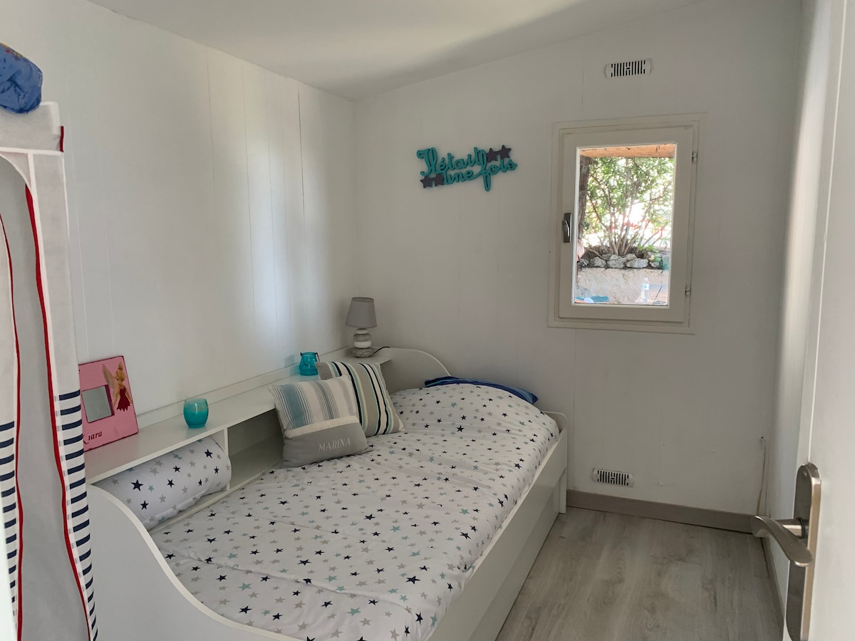 Спалня 2 : 2 разтегателни легла 90*190
нови легла