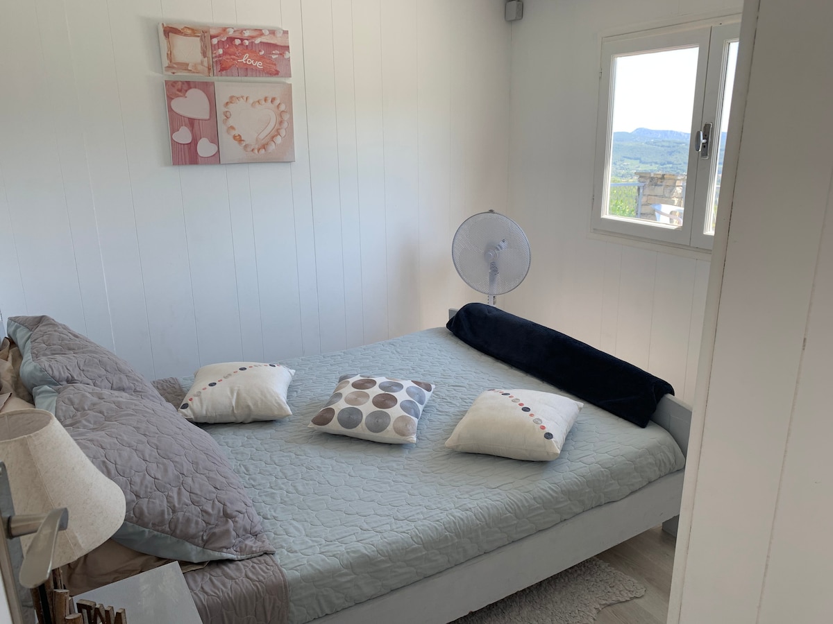 спалня 1: двойно легло 140*190
ниско легло