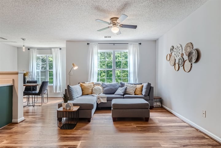 King Bed - Townhome In University Area - Harrisburg, NC