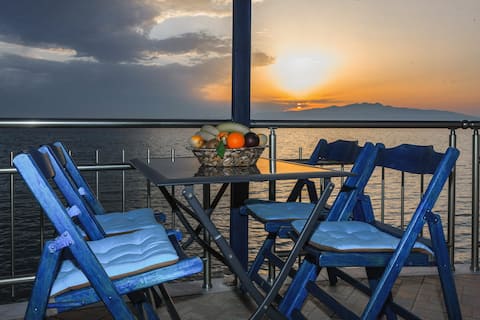 Seafront Deluxe Apartment with Balcony: "Zeus"