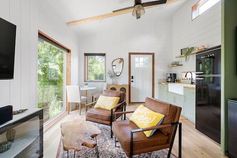 Popular Airbnb listing: Unique * Retreat * near Downtown/Bishop Arts in L.O. Daniel