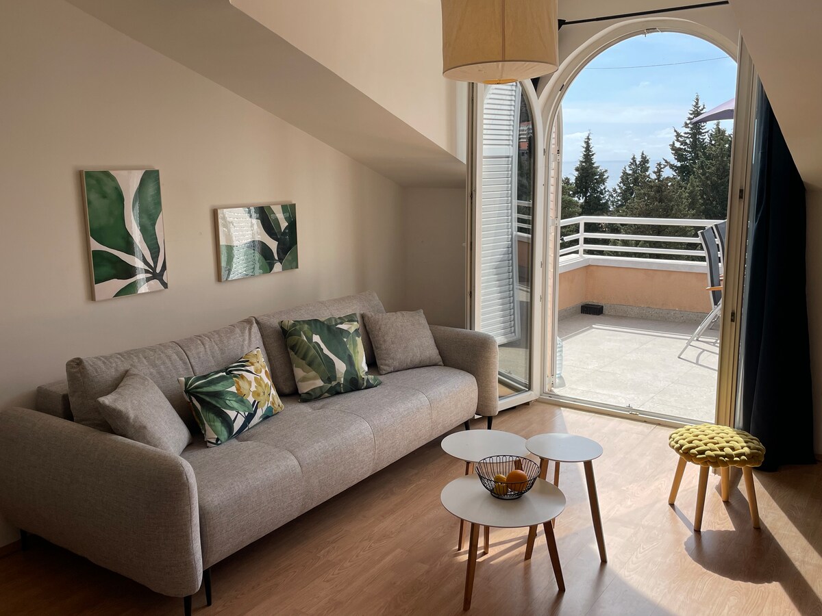 يتكون التصميم الداخلي الحديث من منطقة الصالة مع تلفزيون بشاشة مسطحة وأريكة مع خيار سرير قابل للسحب ومنطقة لتناول الطعام ومطبخ مجهز بالكامل (ثلاجة وفرن وماكينة قهوة وغلاية وخلاط). تتوفر غسالة ملابس ومعدات كي الملابس.
