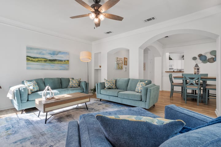 Salt & Sunshine Villa | Near Beach, Hot Tub, Pools - Gulfport, MS