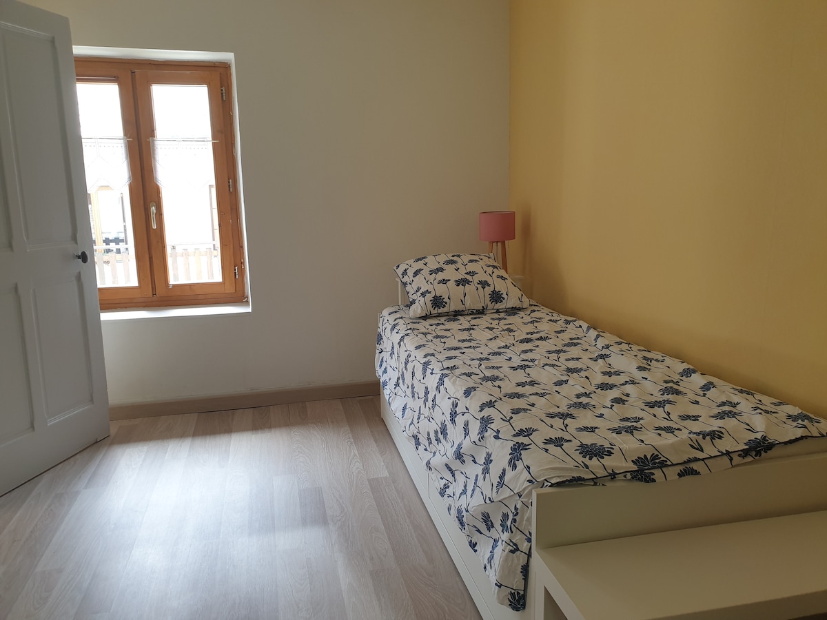Chambre complémentaire disponible pour 1 ou 2 personnes (lit gigogne sur demande). Attenante à la SDB commune.