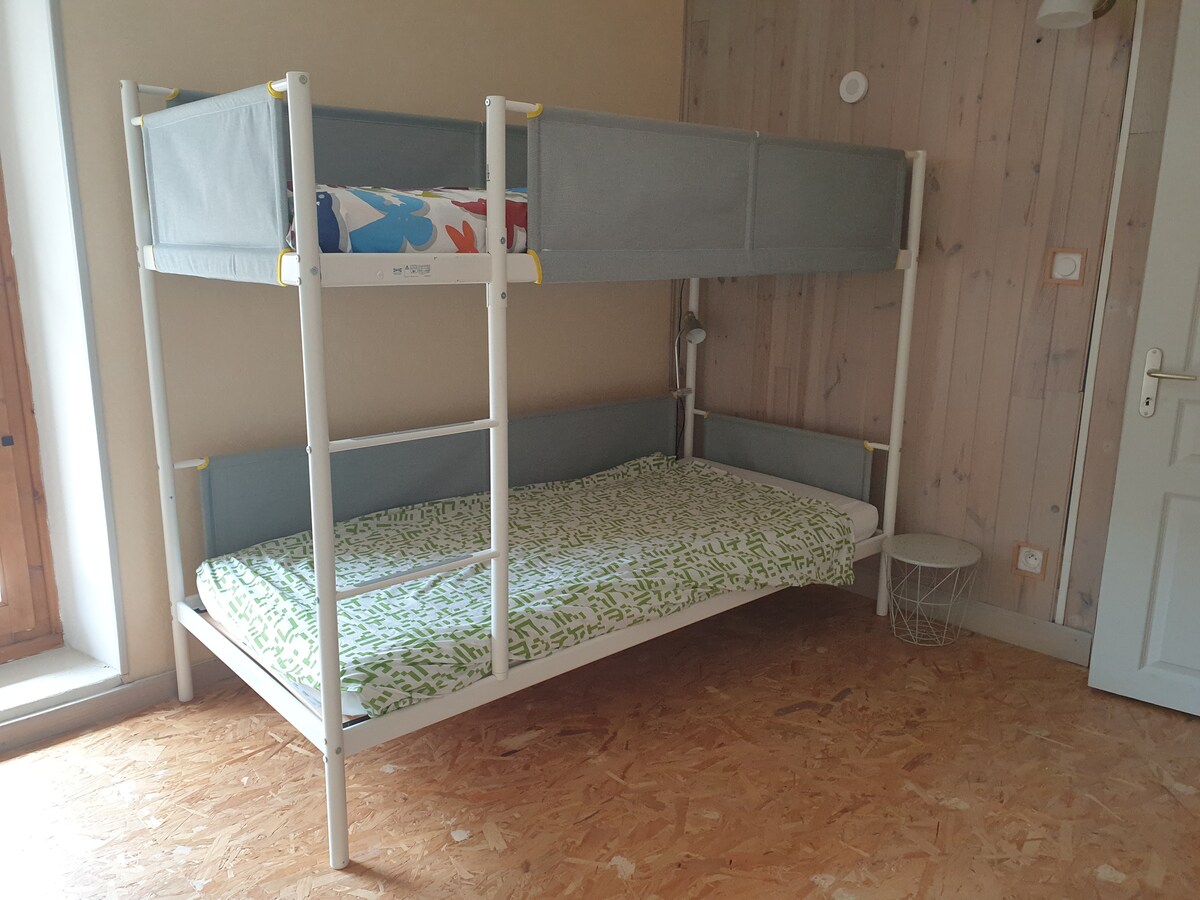 Entrée par l'escalier, attenante a la chambre parentale.