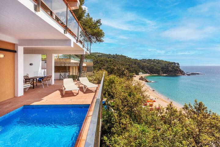 Chalet amb piscina a la platja