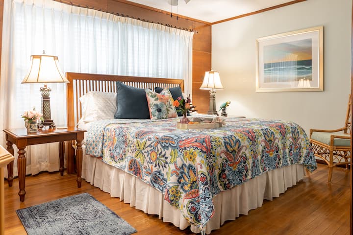 マスターベッドルームにはキングサイズのベッドと専用バスルームがあります