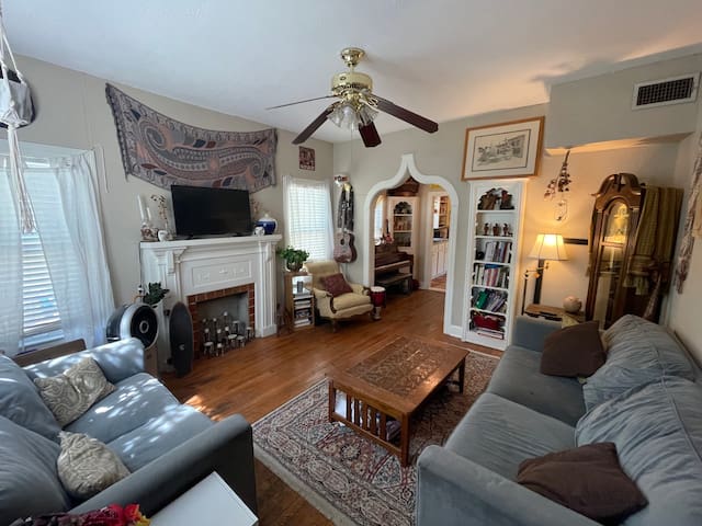 Homey Homie Home with Cornhole gallery image 2