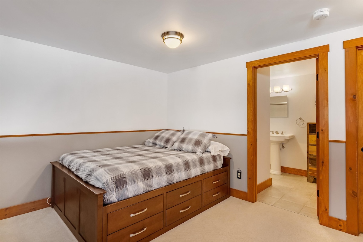 מיטת קווין סייז עם מחסן מובנה וחדר רחצה ושירותים. חום קורן, אינטרנט אלחוטי, שולחן עבודה/משחק.  מקרר, כיור שירות וכניסה נפרדת דרך הדק. חלל גדול עם טלוויזיה ומשחקים, לוח חיצים, מושלם להירגע אחרי יום של פעילויות.