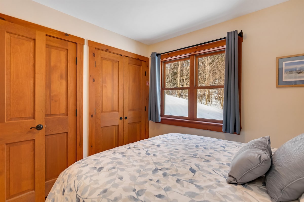 חדר שינה שני שליו שבו הצליל העדין של הנחל מחוץ לחלון שלכם יוצר אווירה מרגיעה לשינה נינוחה בלילה. בחדר הזה יש מיטת קווין סייז נוחה ושפע של שטח אחסון. חדר אמבטיה מעבר למסדרון. 