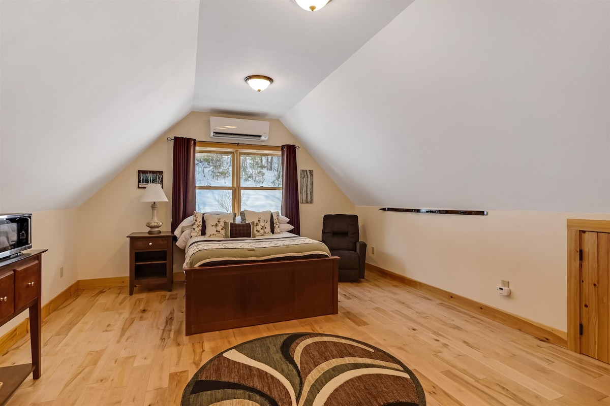 מחדר הבוץ, יש גישה לחדר פרטי עם שירותים רבים לאורח. חדר השינה המעוצב הזה כולל כניסה נפרדת, מזגן/חימום מיני - מפוצל, טלוויזיה עם מסך שטוח, מכונת קפה, מקרר, מיקרוגל, Wi - Fi ופינת עבודה ייעודית. חופשה פרטית משלכם!