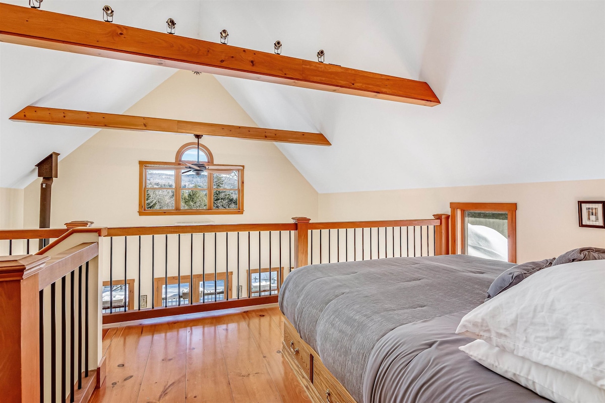 גימורים יוקרתיים בחדר השינה הראשי המרווח והפתוח הזה עם מיטת קינג סייז נוחה. חדר רחצה ראשי פרטי וחדר כביסה מציעים מקום לשניים ואחסון בשפע. להתעורר לנופים מדהימים של בראג היל ישר מהמיטה שלכם.