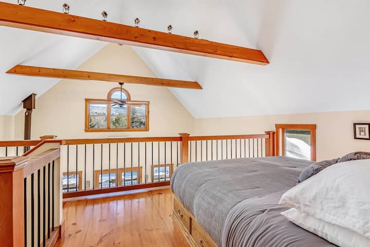 Vrhunska završna obrada u ovoj prostranoj glavnoj spavaćoj sobi otvorenog koncepta s udobnim bračnim krevetom. Privatna glavna kupaonica i praonica rublja nude prostor za dvoje i dovoljno prostora za odlaganje. Probudite se uz zadivljujući pogled na Bragg Hill iz kreveta.