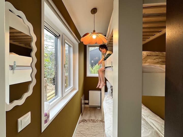 Slaapkamer met driedubbel stapelbed en ieder een eigen nachtlampje. Een ruime kast voor spullen en kleding. Spiegel, verwarming en kapstok. Ramen met muggenhor en verduisterende gordijnen. Onder het bed een grote box met speelgoed.