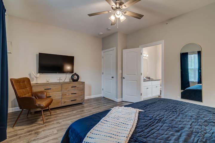 Главна спална соба со брачен кревет и паметен телевизор