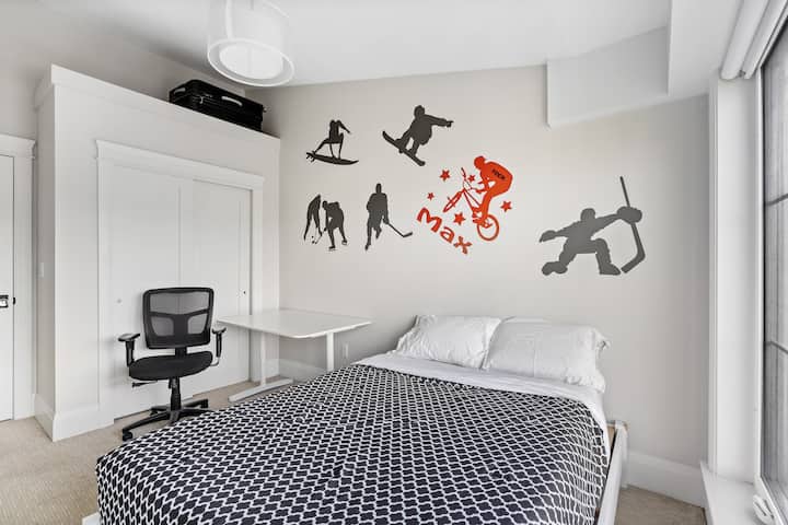 Тази забавна спалня има двойно легло, килер и бюро, идеални за работа или учене. 