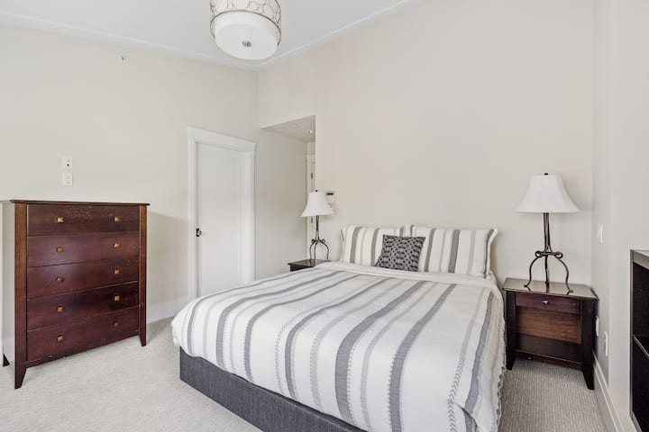 Тази добре обзаведена родителска спалня разполага с плюшено двойно легло и е обзаведена с вкус. 