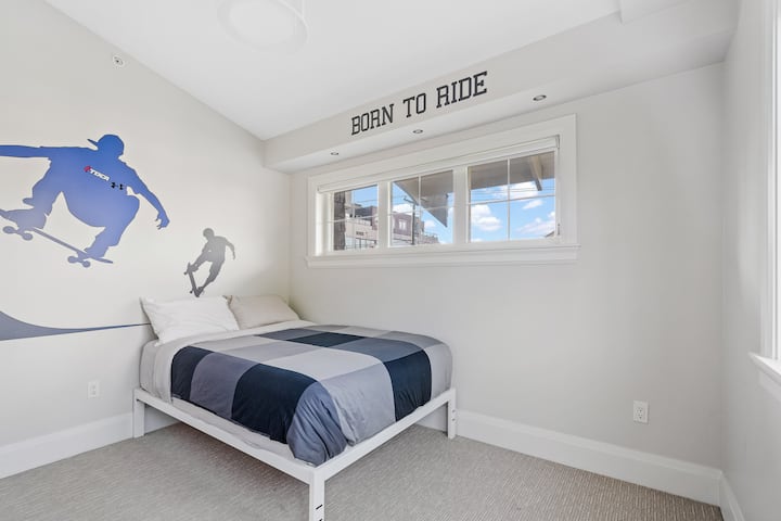 Тази просторна спалня разполага с удобно двойно легло.