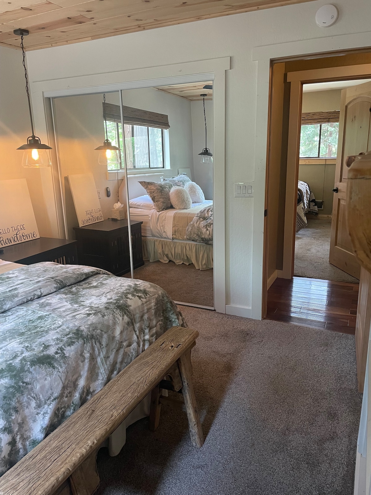 Брачниот апартман се наоѓа на спротивниот крај на куќата од главниот апартман и спроти „семејната спална соба“.  Ќе ја цените луксузната постелнина, како и електричниот камин како подножјето на креветот! Целосната бања е ваша!