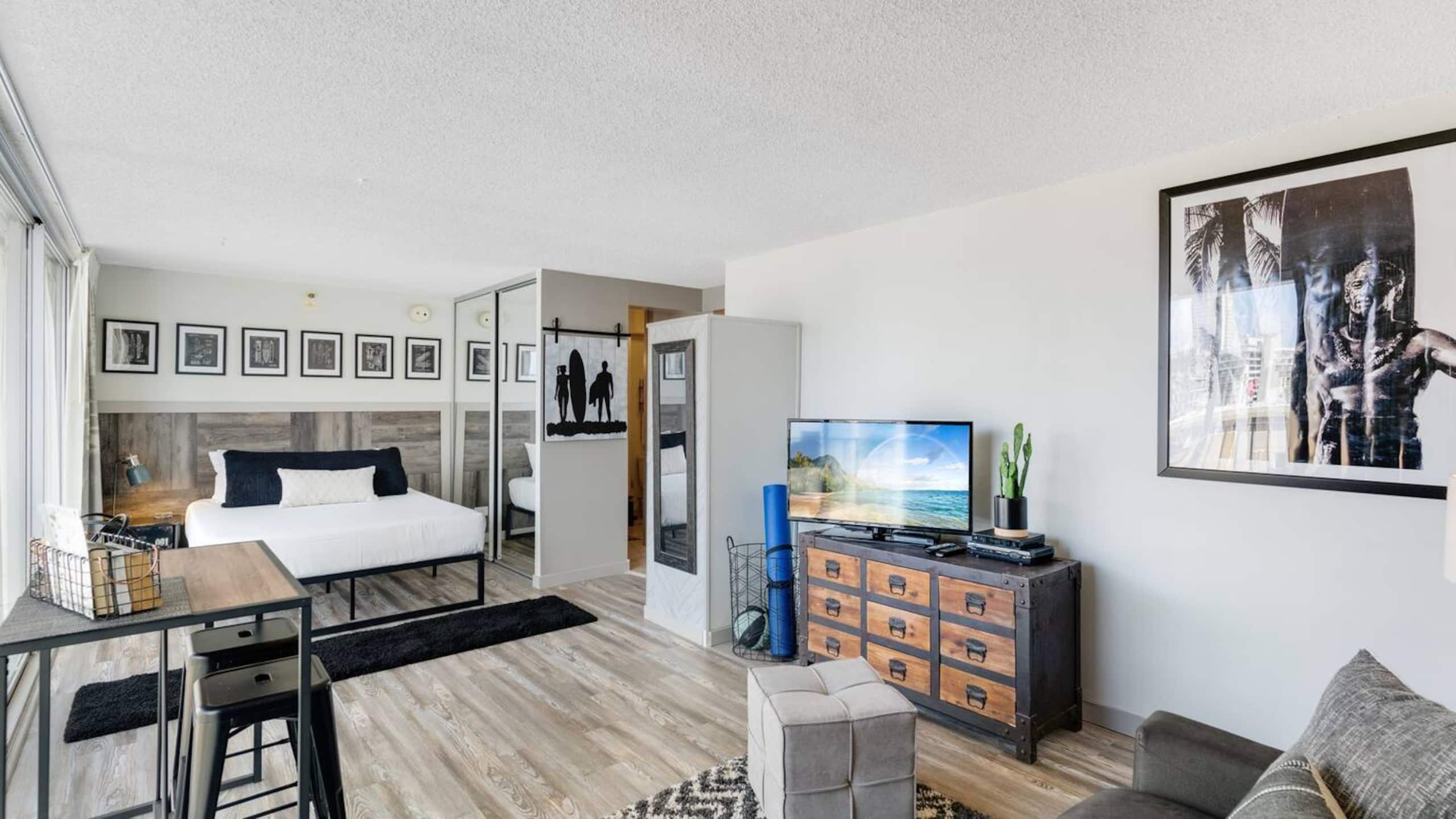 Hotel in Honolulu · ★4.76 · Studio · 1 bed · 1 private bath - Image 13