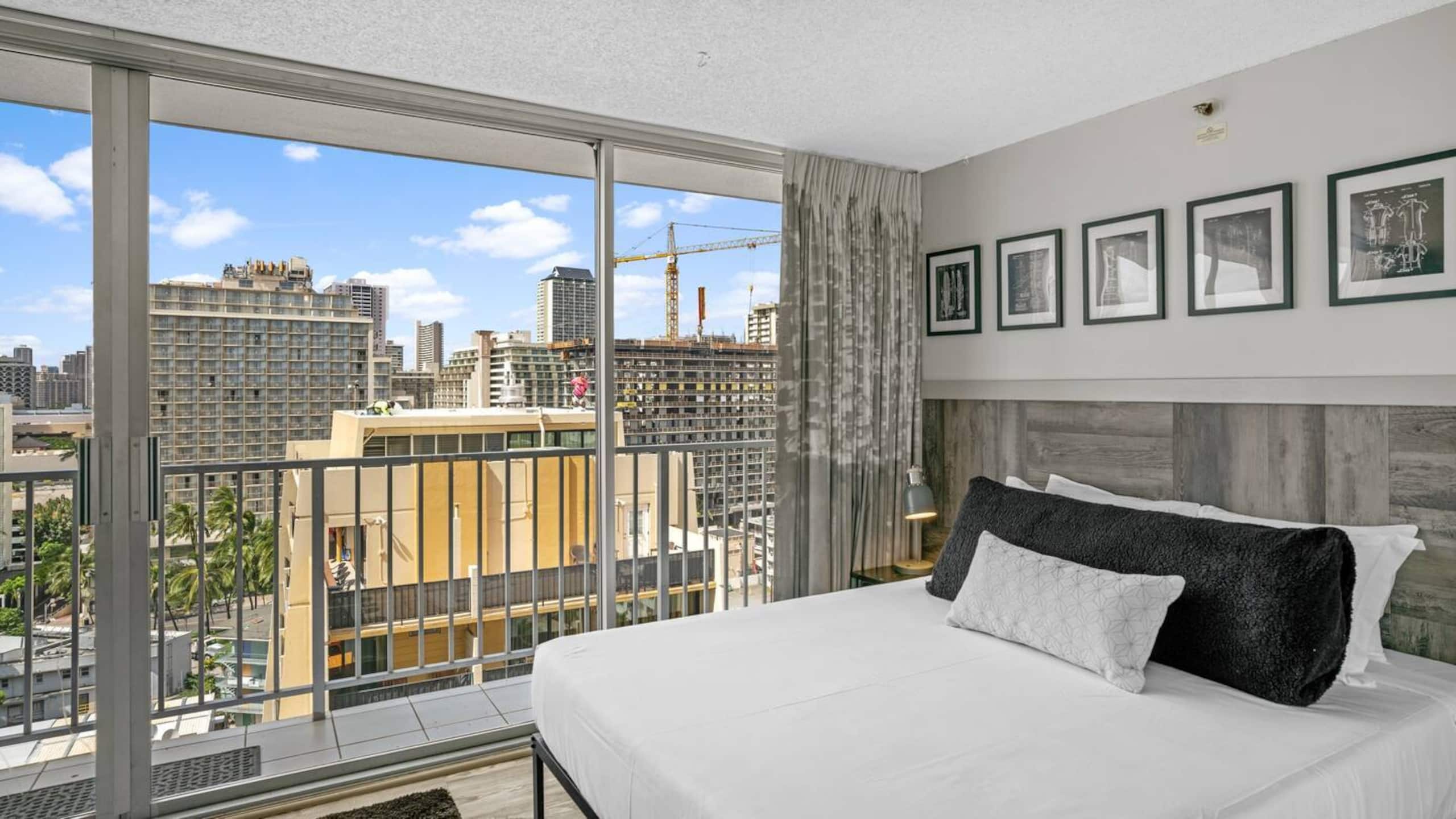 Hotel in Honolulu · ★4.76 · Studio · 1 bed · 1 private bath - Image 12